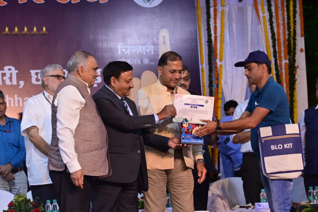 रायपुर : आओ एक दीप जलाएं, मतदान की अलख जगाएं :मुख्य निर्वाचन आयुक्त श्री राजीव कुमार ने दीप दान कर लोगों को मतदान के लिए किया प्रेरित