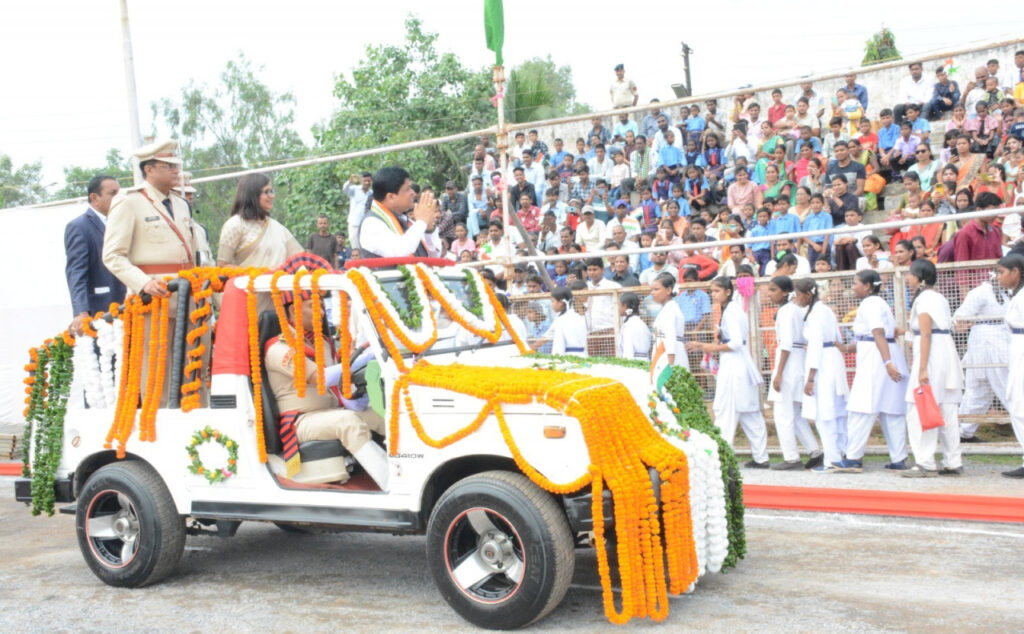 रायपुर : मंत्री डॉ. शिवकुमार डहरिया ने जांजगीर-चांपा में किया ध्वजारोहण
