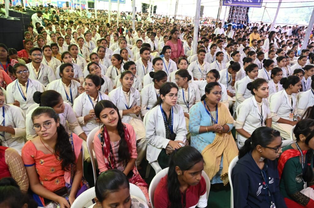 रायपुर : युवाओं से भेंट-मुलाकात, दुर्ग : मुख्यमंत्री श्री भूपेश बघेल का युवा वर्ग कर रहे हैं बेसब्री से इंतजार