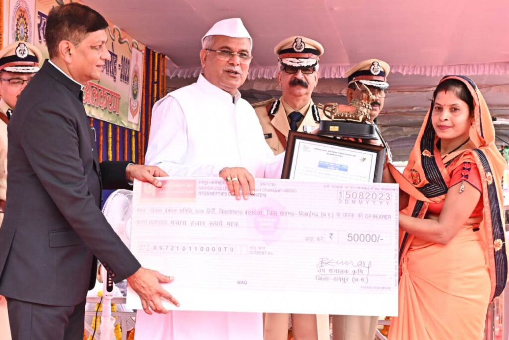 रायपुर : स्वतंत्रता दिवस मुख्य समारोह-2023 : मुख्यमंत्री ने उत्कृष्ट कार्याें के लिए तीन गौठानों को किया पुरस्कृत