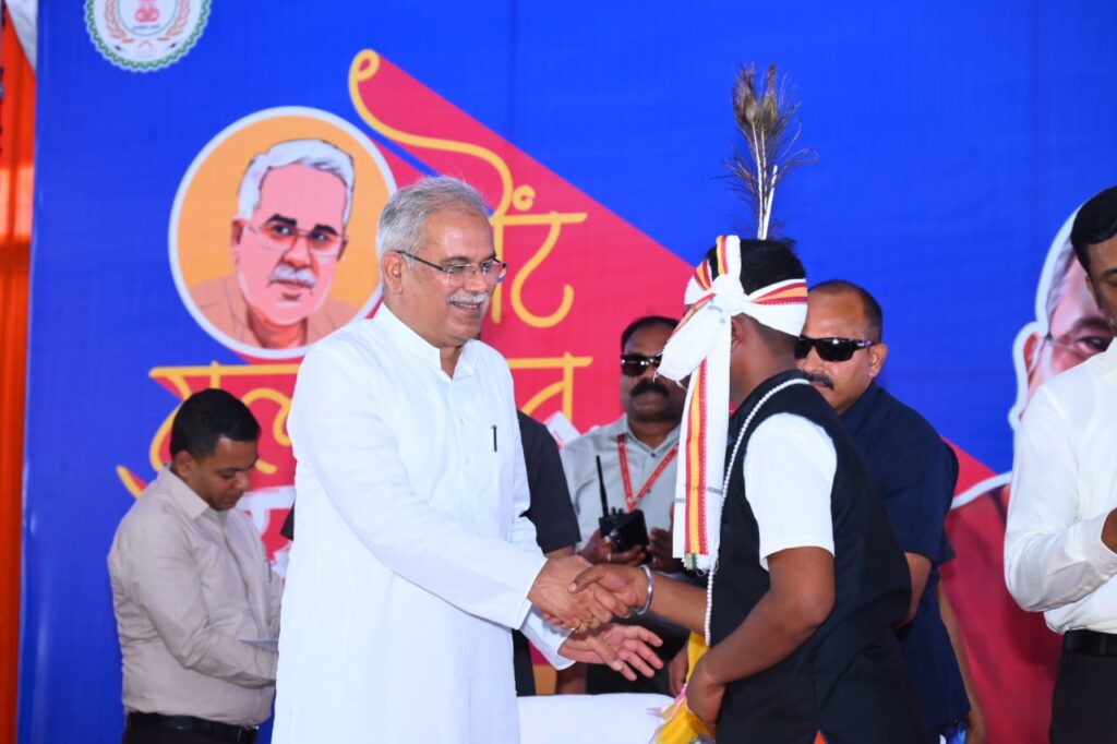 रायपुर : बस्तर संभाग के विभिन्न जिले से आए युवा प्रतिनिधियों ने किया मुख्यमंत्री का आत्मीय स्वागत