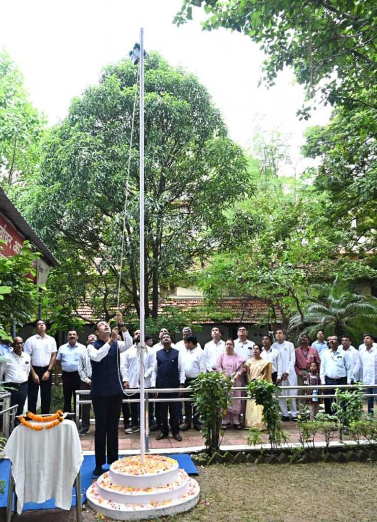 रायपुर : जनसंपर्क संचालनालय में संचालक श्री चौबे ने किया ध्वजारोहण