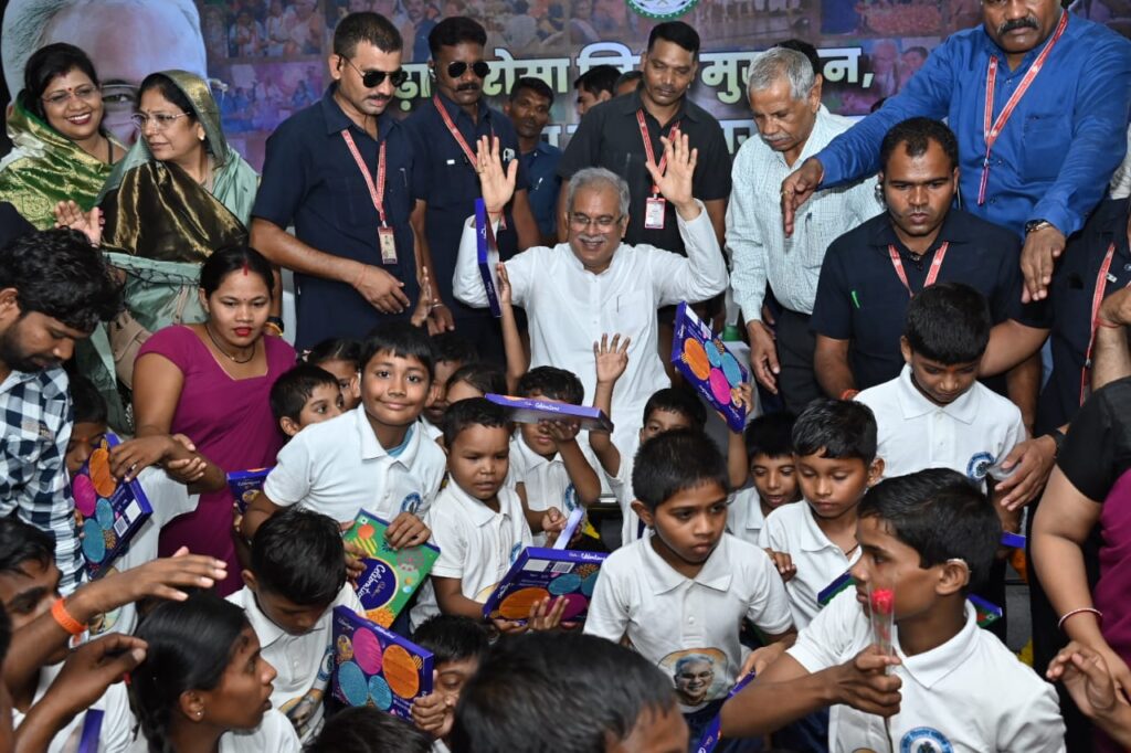 रायपुर : अर्पण दिव्यांग पब्लिक स्कूल राजेन्द्र नगर के बच्चों के साथ खुशियाँ साझा करते मुख्यमंत्री श्री भूपेश बघेल