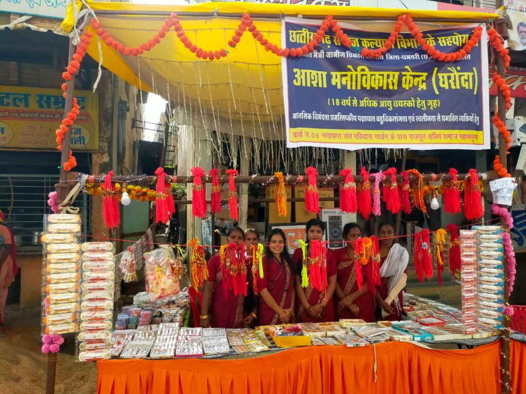 रायपुर : ये राखी है खास, घरौंदा के 20 दिव्यांग बना रहे हैं राखी, 5 रूपए से लेकर 100 रुपए तक की हैं राखियां…