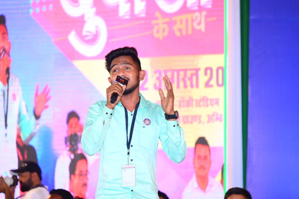 रायपुर : शासकीय ठाकुर शोभा सिंह महाविद्यालय के पत्थलगांव जिला जशपुर के छात्र विद्यानंद यादव द्वारा छत्तीसगढ़ी गीत की शानदार एवं मनमोहक प्रस्तुति दी..
