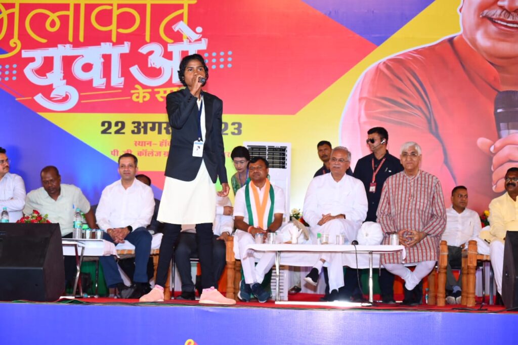 रायपुर : बलरामपुर से आई अंजली टोप्पो ने सपनो का छत्तीसगढ़ विषय पर केंद्रित कविता पढ़ी…