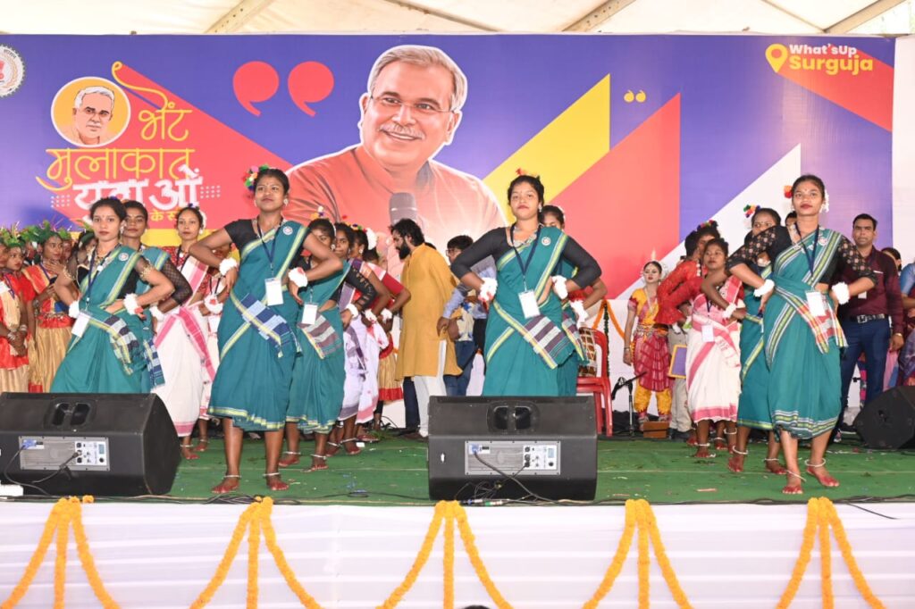 रायपुर : हाय डारा लोर गे हे…जैसे गीतों पर मुख्य मंच में आदिवासी परिधान में थिरक रहे हैं सरगुजा के युवा…
