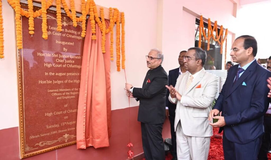 रायपुर : मुख्य न्यायाधीश श्री रमेश सिन्हा ने ध्वजारोहण कर परेड की सलामी ली