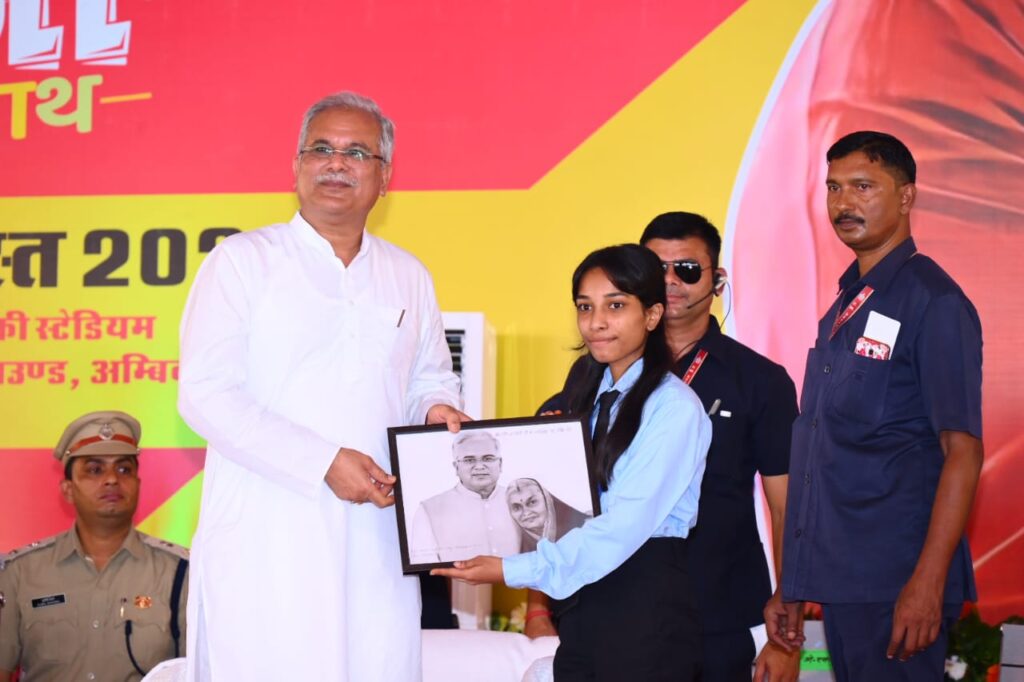 रायपुर : मुख्यमंत्री श्री भूपेश बघेल के स्वागत में सरगुजा के केआर कॉलेज के छात्र अंकित गुप्ता, आई एन आर सी कॉलेज की छात्रा वैशाली ने मुख्यमंत्री को स्केच भेंट किया