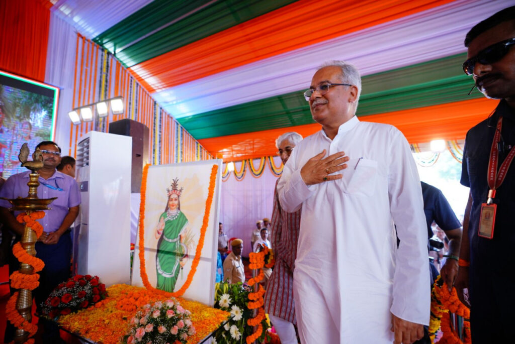 रायपुर : मुख्यमंत्री श्री भूपेश बघेल ने छत्तीसगढ़ महतारी की छायाचित्र के समक्ष दीप प्रज्वलित कर, माल्यार्पण एवं राजगीत के साथ भेंट-मुलाकात कार्यक्रम की शुरुआत की