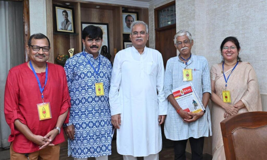 रायपुर : मुख्यमंत्री श्री भूपेश बघेल से पद्मश्री से सम्मानित डॉ. किरण सेठ ने की सौजन्य मुलाकात
