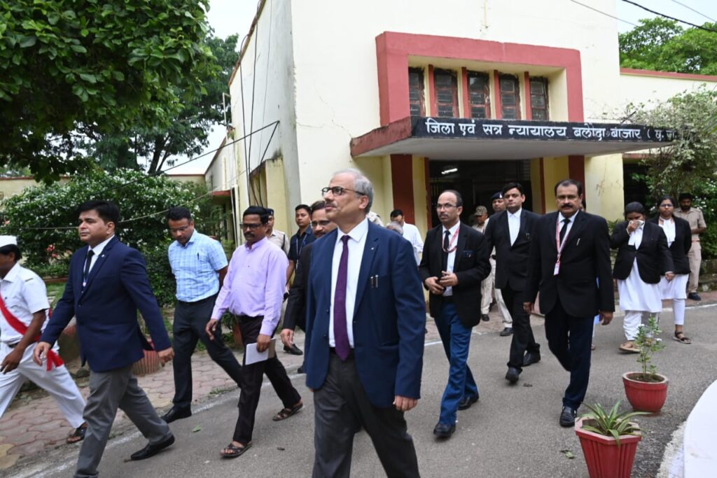 रायपुर : उच्च न्यायालय के मुख्य न्यायाधीश श्री रमेश सिन्हा ने भाटापारा और बलौदाबाजार न्यायालय का किया निरीक्षण