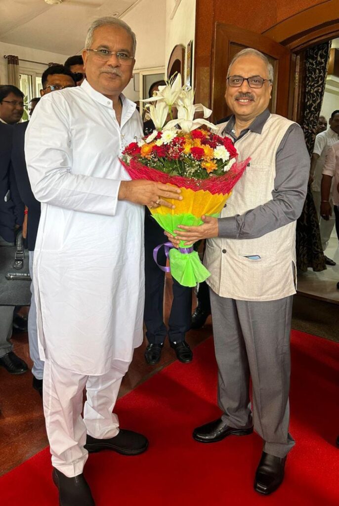 रायपुर : मुख्यमंत्री श्री भूपेश बघेल ने आज राजधानी रायपुर के पहुना में छत्तीसगढ़ उच्च न्यायालय के मुख्य न्यायाधीश श्री रमेश सिन्हा से सौजन्य मुलाकात की