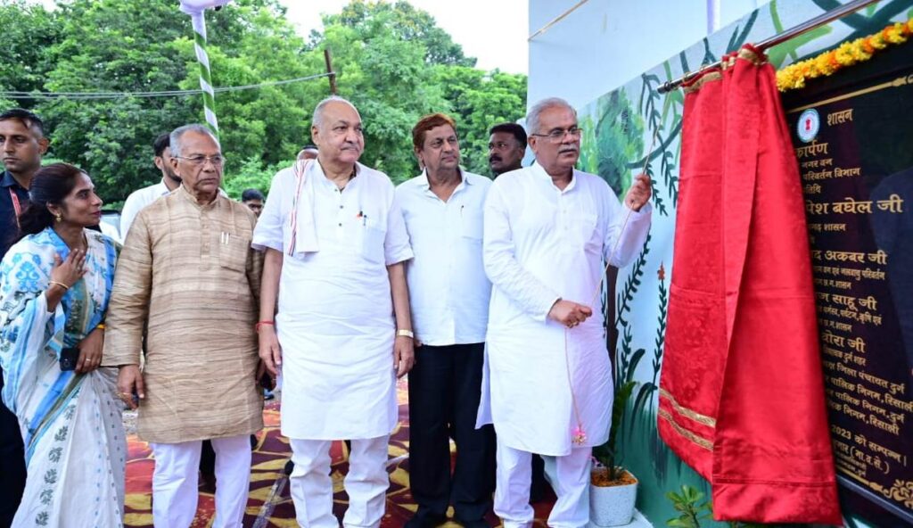 रायपुर : दुर्ग शहर में 300 एकड़ में बना नगरवन तालपुरी, ओपन जीप से मुख्यमंत्री ने नजारों का लिया लुत्फ..