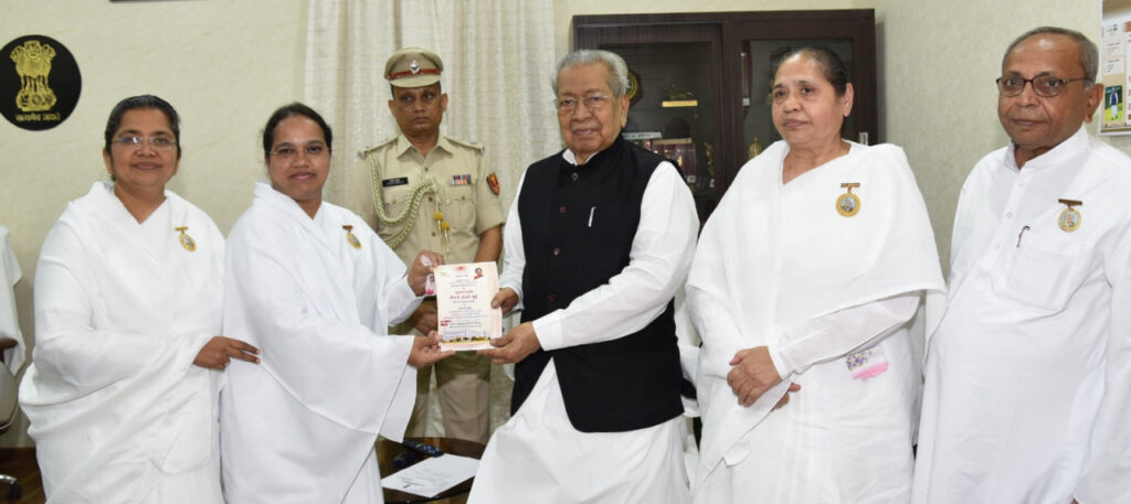 रायपुर : राज्यपाल श्री हरिचंदन से ब्रम्हाकुमारी सेवा केंद्र की बहनों ने सौजन्य भेंट की…