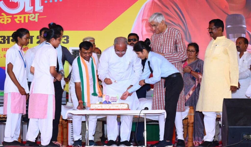 रायपुर : युवाओं के साथ भेंट-मुलाकात : अंबिकापुर को मिली इंडोर स्टेडियम और डिजिटल लाइब्रेरी की सौगात