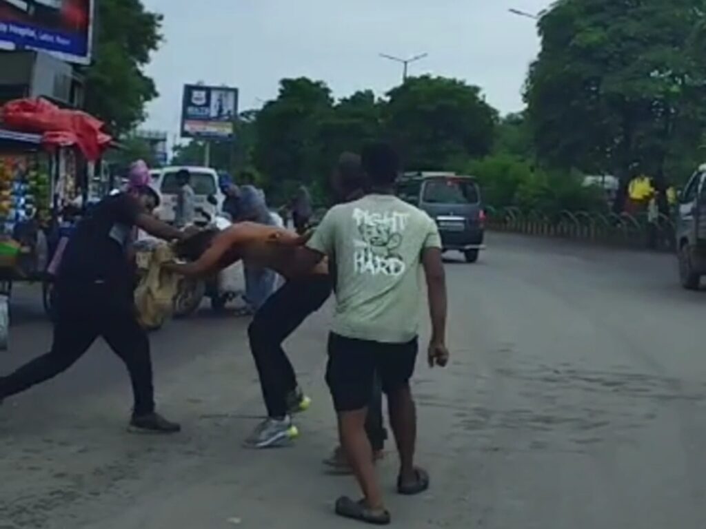 पहले खींचकर सड़क पर घसीटा, फिर उठाकर पटका:ठेला लगाने के विवाद में दुकानदार की पिटाई, 3 आरोपी गिरफ्तार, पीड़ित ने भी रखा था चाकू