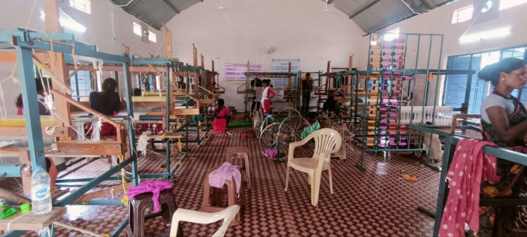 नारायणपुर : एडक़ा रीपा से जुड़े कलाकारों एवं कारीगरों को मिला तीस लाख का आर्डर