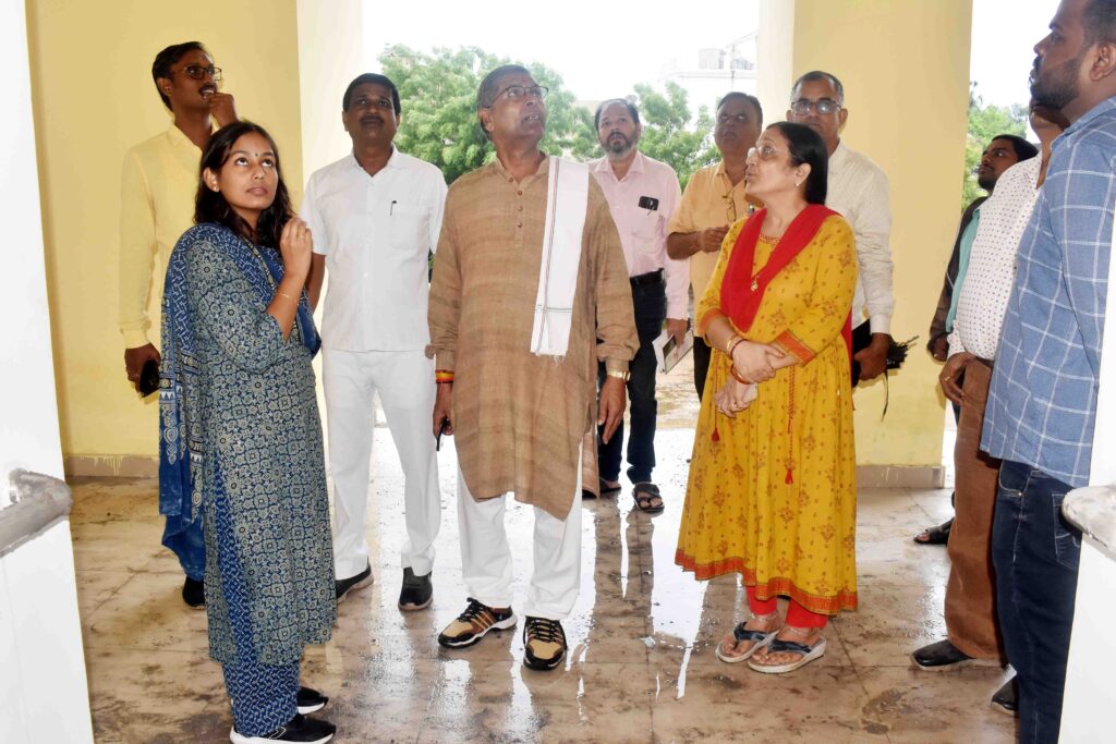 महापौर, आयुक्त ने किया शासकीय आदिम जाति उ.मा.विद्यालय कोरबा के नवनिर्मित भवन का निरीक्षण
