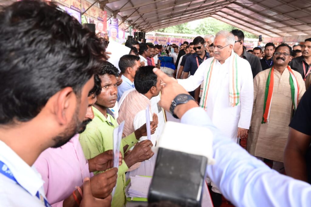 रायपुर : मुख्यमंत्री श्री भूपेश बघेल विश्व आदिवासी दिवस पर सरगुजा जिले के सीतापुर में आय़ोजित कार्यक्रम में हुए शामिल