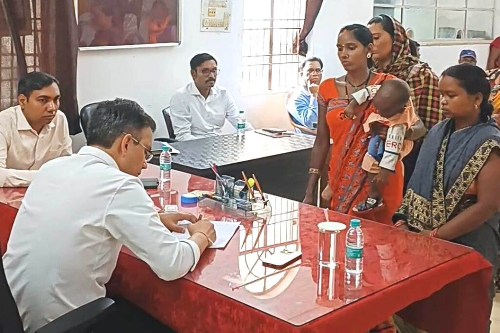 जनचौपाल में कलेक्टर ने सुनी लोगों की समस्याएं, दिए निराकरण के निर्देश, जनचौपाल में आए 215 आवेदन…