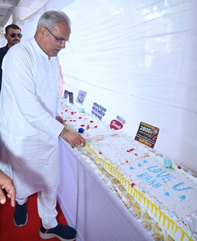 रायपुर : जन्मदिन की खुशी में मुख्यमंत्री के लिए बनाया डेढ़ सौ फीट लंबा केक, मुख्यमंत्री ने केक की थीम के लिए केक निर्माताओं की प्रशंसा की..