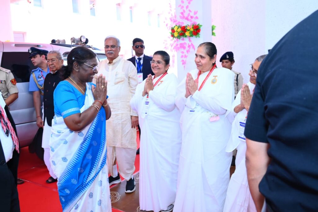  राष्ट्रपति श्रीमती द्रौपदी मुर्मु पहुंची शांति सरोवर परिसर, राज्यपाल श्री विश्वभूषण हरिचंदन, मुख्यमंत्री श्री भूपेश बघेल भी राष्ट्रपति के साथ