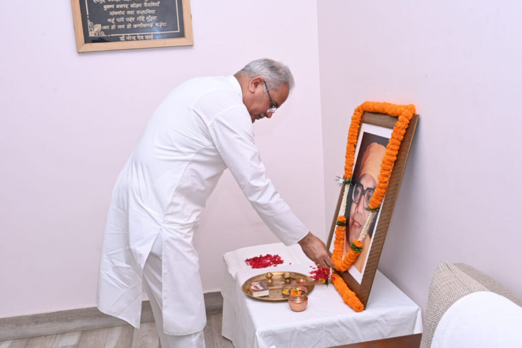 रायपुर : मुख्यमंत्री ने स्वामी आत्मानंद की पुण्यतिथि पर उन्हें किया नमन