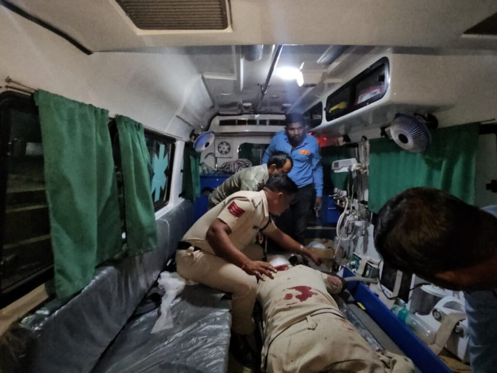 पुलिसकर्मियों पर लाठी-डंडे, रॉड से हमला: एएसआई-हेडकांस्टेबल सहित 4 घायल, 2 की हालत गंभीर; दो पक्षों में विवाद सुलझाने पहुंची थे, गांव छावनी में तब्दील…