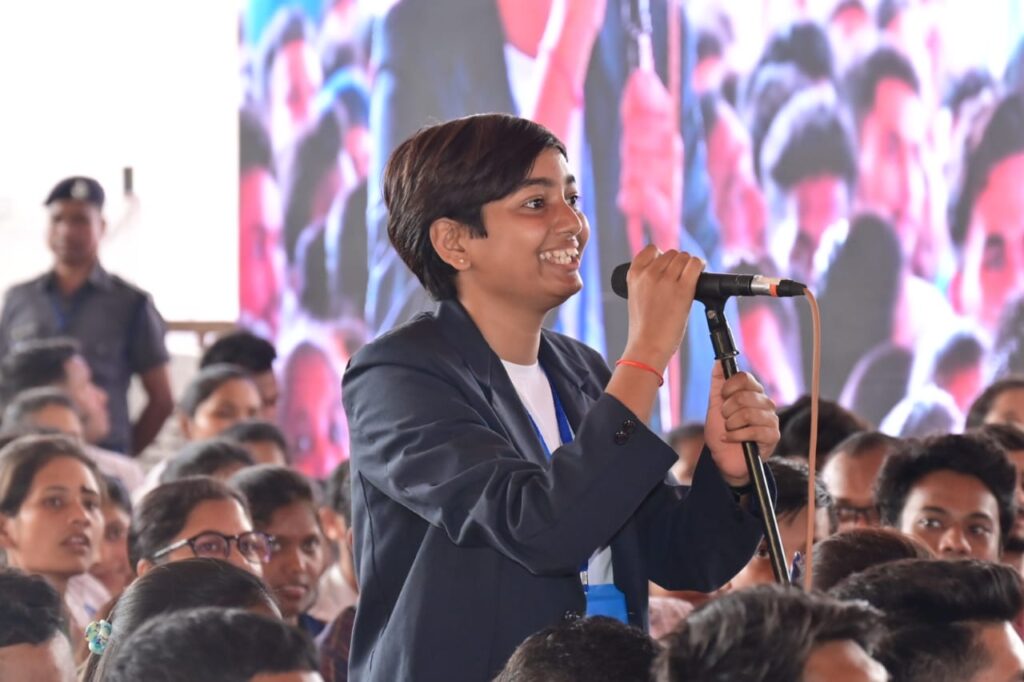 रायपुर : शहीद महेंद्र कर्मा शासकीय विश्वविद्यालय जगदलपुर की छात्रा कु घृतिका निषाद ने खेल सुविधाओं, जैसे- आर्चरी क्रीडा परिसर इंडोर स्टेडियम, प्रियदर्शनी स्टेडियम के संबंध में शासन द्वारा दी गई सुविधा की जानकारी दी..