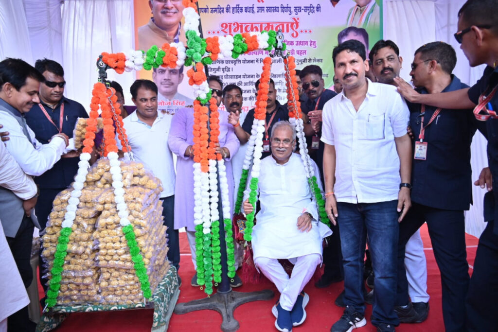 रायपुर : शहीद भगत सिंह चौक में श्रम कल्याण मंडल के पदाधिकारियों ने मुख्यमंत्री श्री भूपेश बघेल को करी लड्डू से तौला
