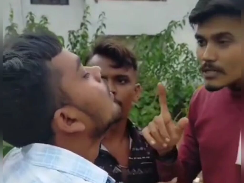 घूरकर देखने पर बदमाशों ने पीटा, बोले-माफी मांग : रोने लगा युवक तब कहा-ज्यादा एक्टिंग मत कर, पैर छूले तो छोड़ देंगे, तीनों गिरफ्तार…