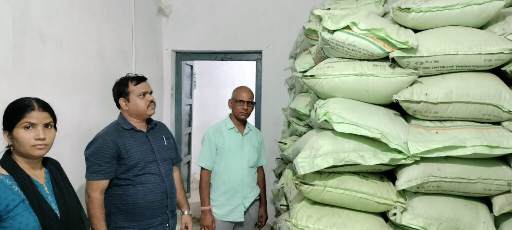 बिना लाइसेंस उर्वरक भण्डारण और बिक्री पर कृषि विभाग द्वारा की जा रही कार्यवाही