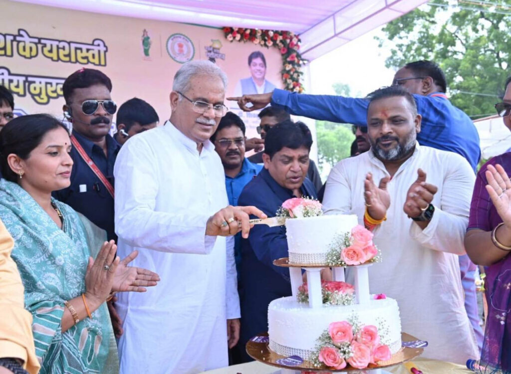 रायपुर : मुख्यमंत्री श्री बघेल ने जन्म दिवस पर श्रमवीरों को दी सौगात