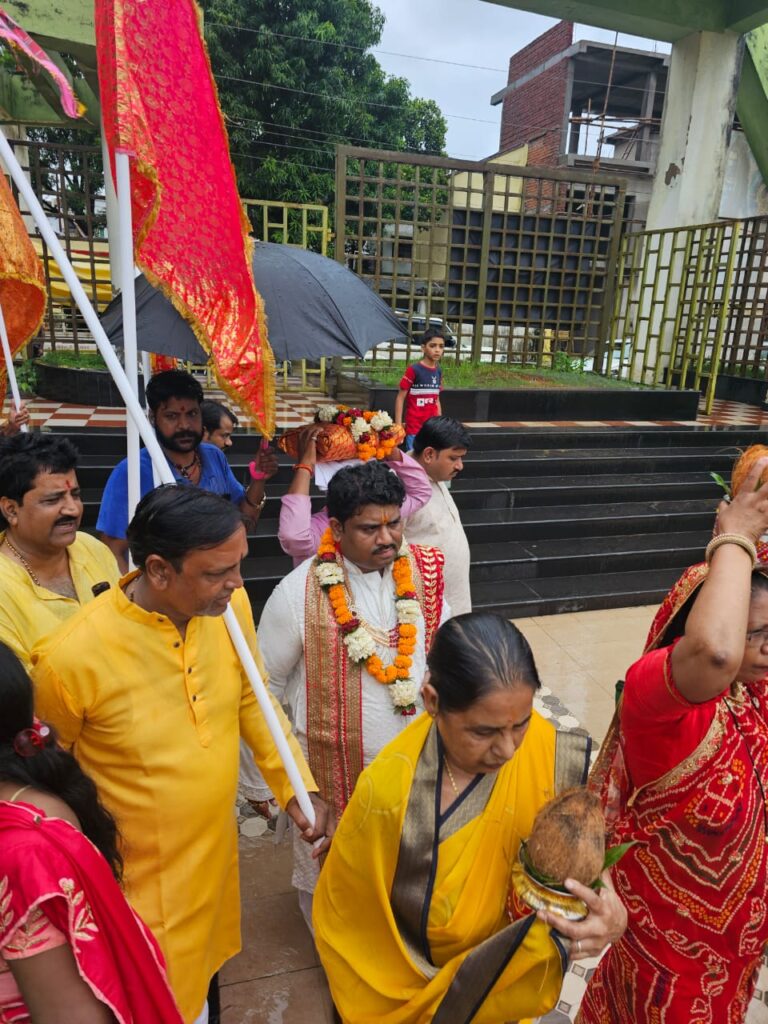 श्रीमद् भागवत कथा का कलश यात्रा के साथ शुभारंभ