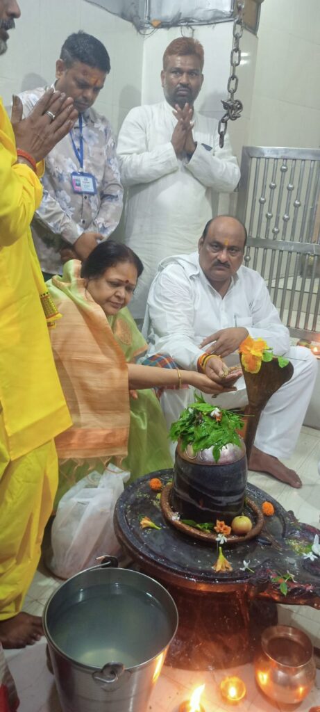कुसमुण्डा के शिव मंदिर में सपत्नीक जयसिंह अग्रवाल ने कराया महारूद्राभिषेक…सैकड़ो की संख्या में श्रद्धालु हुए शामिल, किया प्रसाद ग्रहण