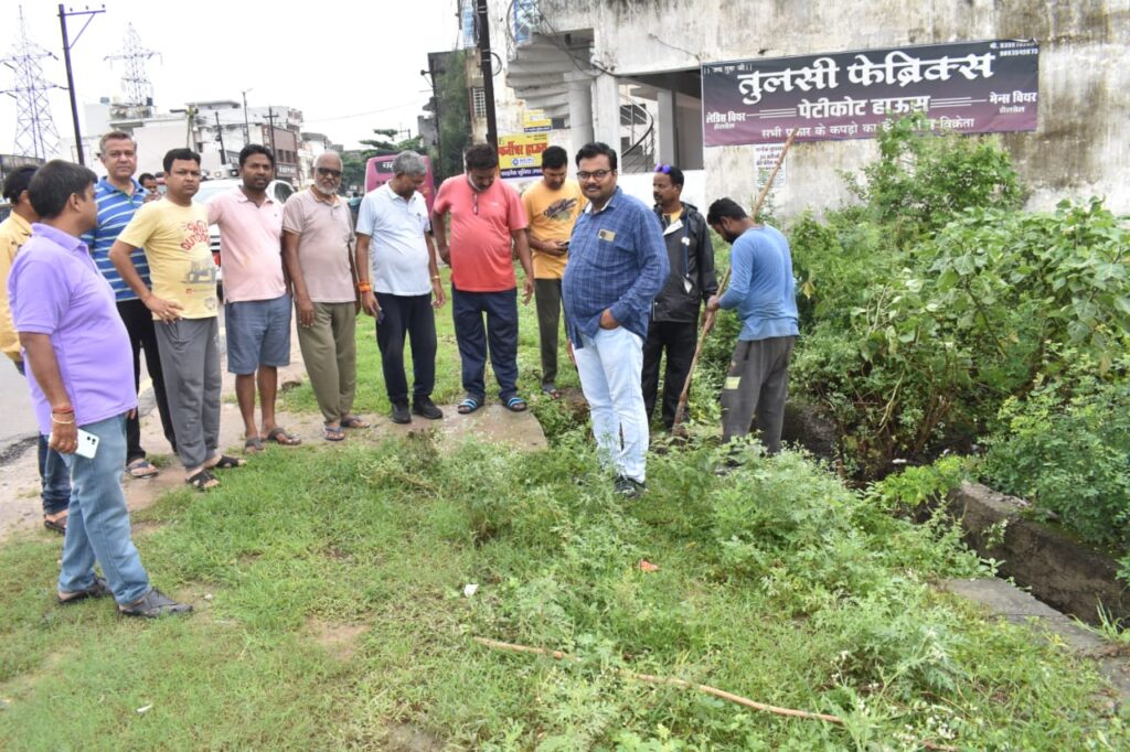 वार्ड क्र. 02 डीडीएम रोड जलाराम मंदिर के समीप जलभराव की शिकायत पर पहुंचे महापौर, कराया निराकरण…