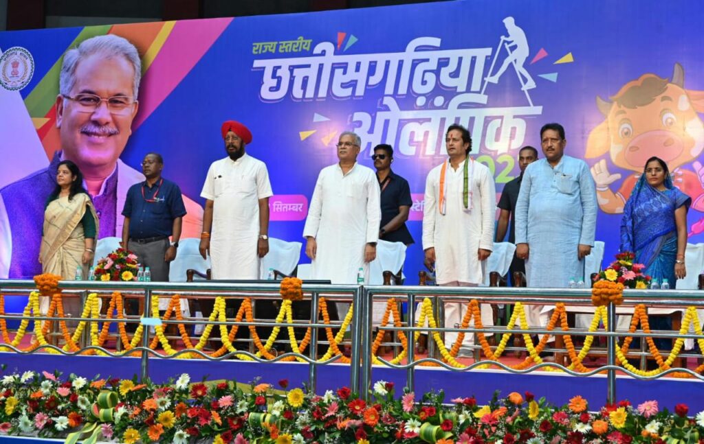 रायपुर : सरदार बलबीर सिंह जुनेजा इंडोर स्टेडियम में आयोजित छत्तीसगढ़िया ओलंपिक के समापन समारोह में पहुंचे मुख्यमंत्री श्री भूपेश बघेल…