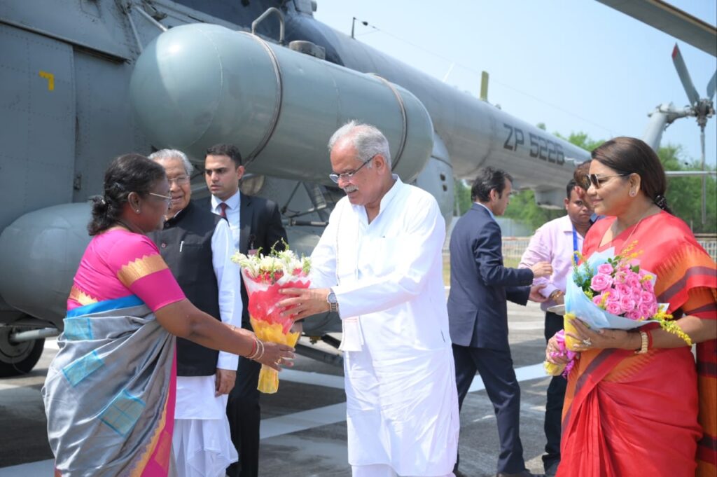 मुख्यमंत्री श्री भूपेश बघेल ने राष्ट्रपति श्रीमती द्रौपदी मुर्मु का बिलासपुर प्रवास के अवसर पर किया आत्मीय स्वागत