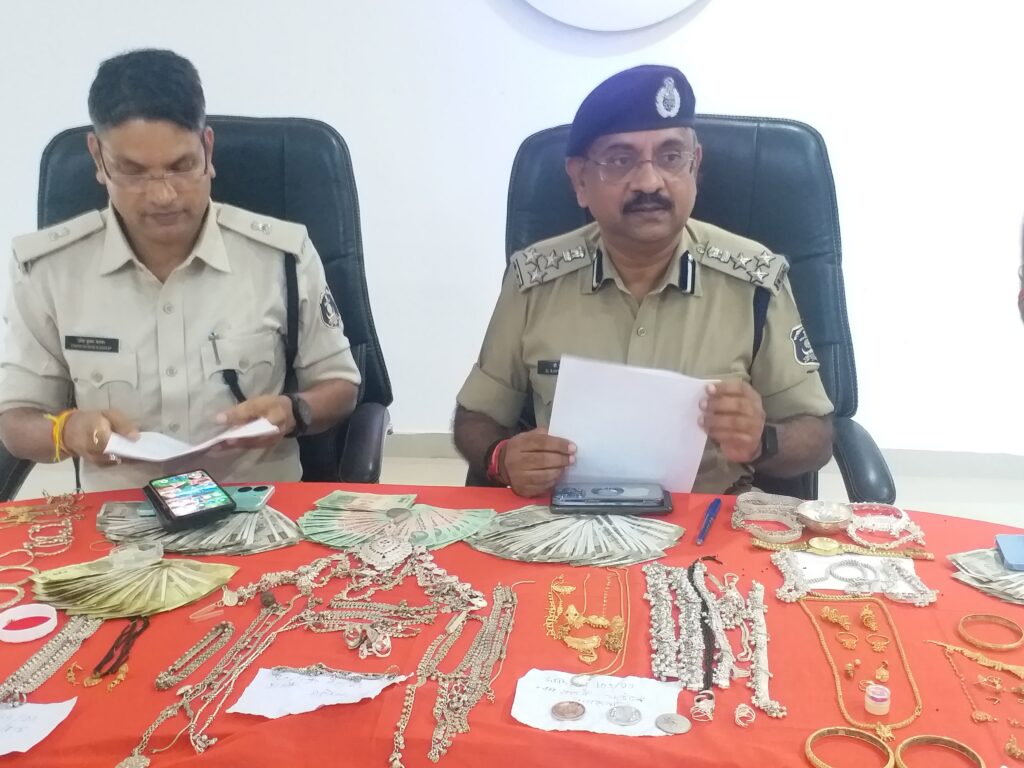 कानून के शिकंजे में चोरी का मास्टरमाइंड: नगद और ज्वेलरी समेत करीब 50 लाख का माल जब्त;जशपुर और झारखंड में कई वारदातों को दिया अंजाम…