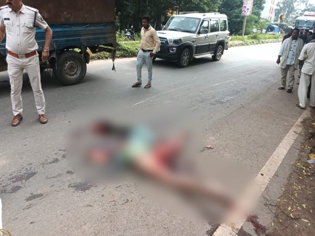 ट्रक ने महिला को 100 मीटर तक घसीटा: सामान लेने बाइक में निकले थे पति-पत्नी, दोनों की मौके पर मौत; टुकड़ों में मिला शव…