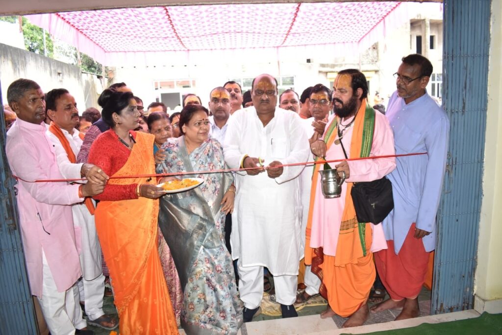राजस्व मंत्री ने सरयुपारीण द्विज समाज भवन के पास सामुदायिक भवन का किया लोकार्पण