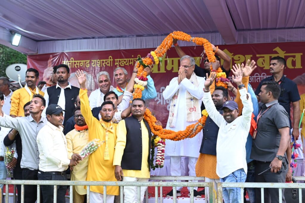 मुख्यमंत्री श्री बघेल श्रीकृष्ण जन्माष्टमी शोभायात्रा में शामिल हुए…