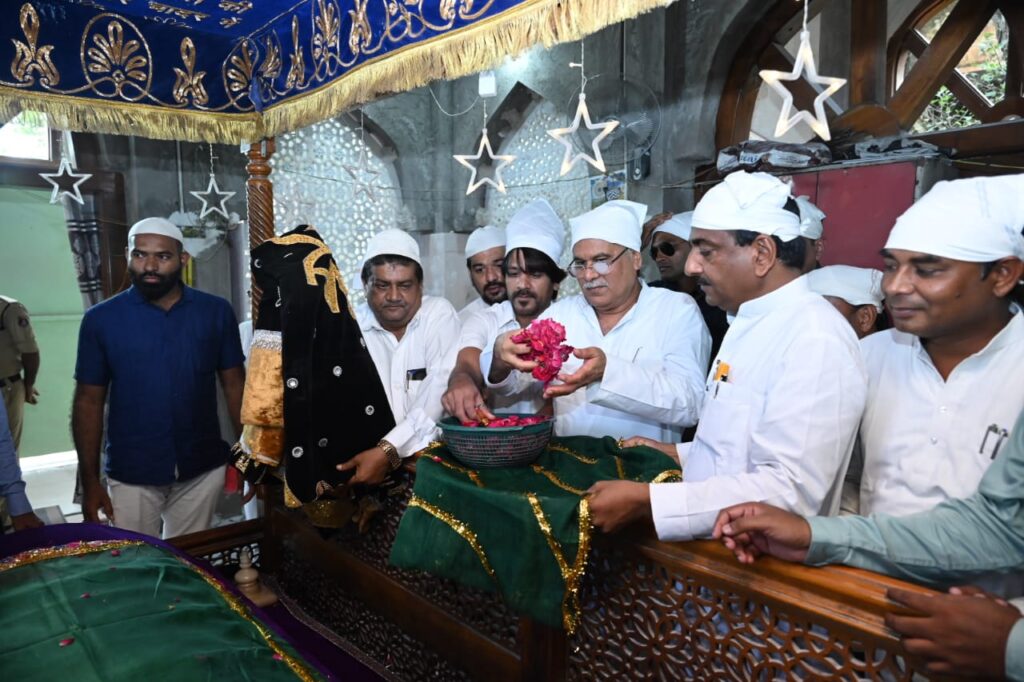 हजरत बाबा सैय्यद अब्दुर्रहमान शाह काबुली रहमततुल्लाह अलैह की दरगाह पर मुख्यमंत्री ने चढ़ाई चादर
