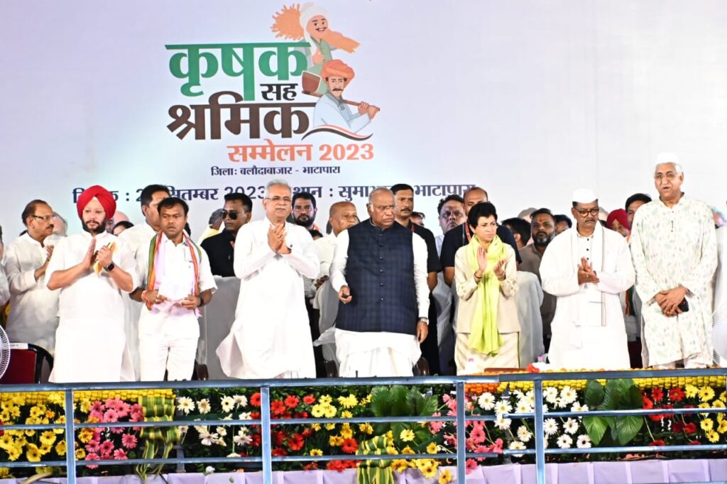 रायपुर : कृषक सह श्रमिक सम्मेलन : बलौदाबाजार-भाटापारा : मुख्यमंत्री निर्माण श्रमिक पेंशन सहायता योजना का हुआ शुभारंभ