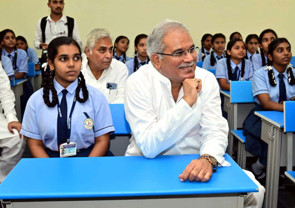  विशेष लेख : स्वामी आत्मानंद उत्कृष्ट स्कूलों में हर वर्ग के बच्चों को मिल रही है निःशुल्क उत्कृष्ट शिक्षा