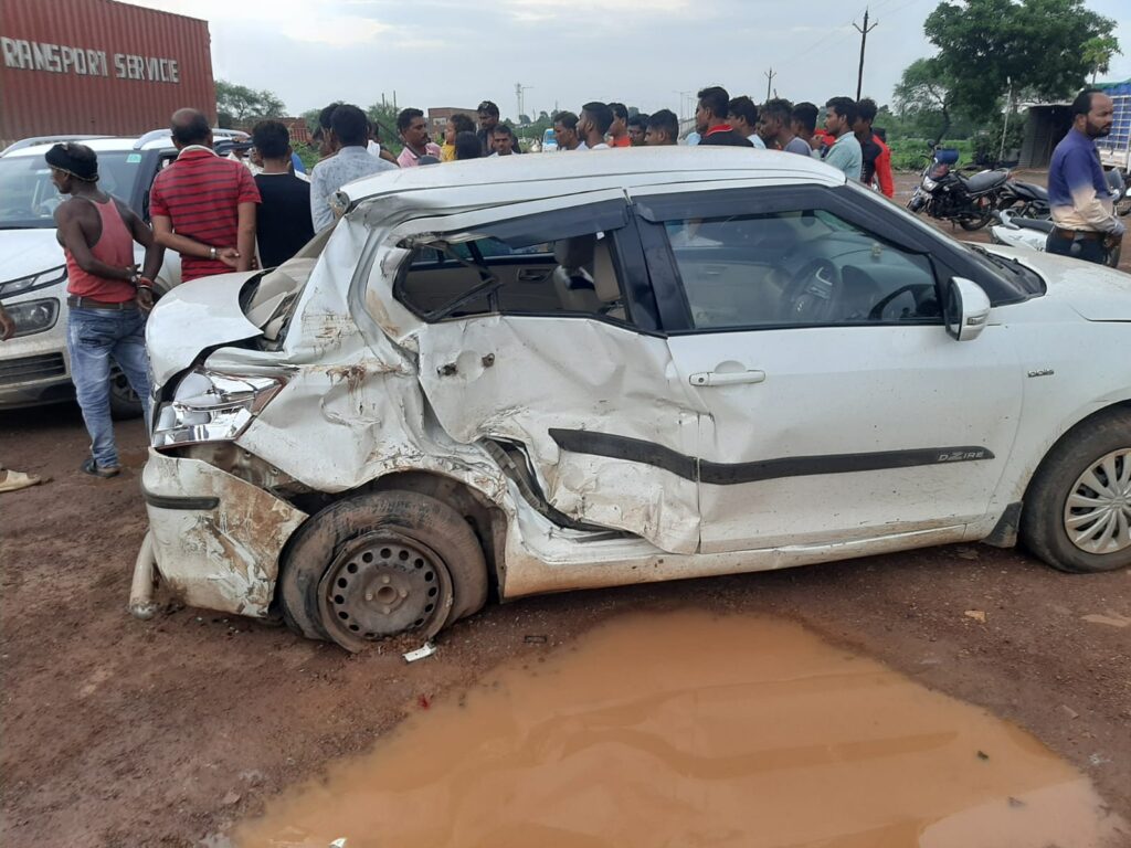 रोड एक्सीडेंट में कांग्रेस नेता की पत्नी की मौत: कार का पिछला टायर पंचर होने से सर्विस वैन से हुई टक्कर, बाकी लोग सुरक्षित…