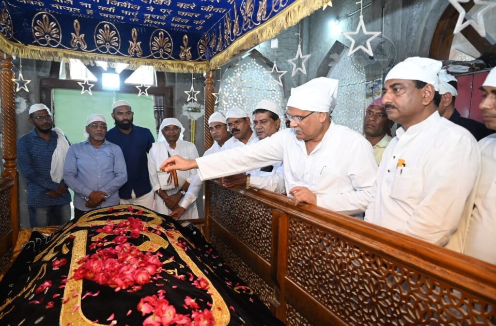 हजरत बाबा सैय्यद अब्दुर्रहमान शाह काबुली रहमततुल्लाह अलैह की दरगाह  पर मुख्यमंत्री ने चढ़ाई चादर…