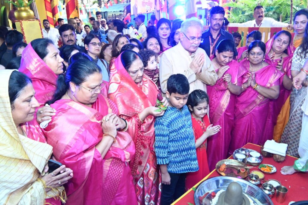  मुख्यमंत्री भूपेश बघेल राजधानी रायपुर स्थित अपने निवास में आयोजित तीजा पोरा तिहार में सपरिवार शामिल होने पहुंचे…