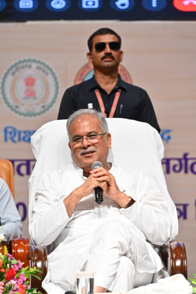 रायपुर : मुख्यमंत्री ने वीडियो कॉन्फ्रेंसिंग के माध्यम से भी अभिभावकों से की चर्चा